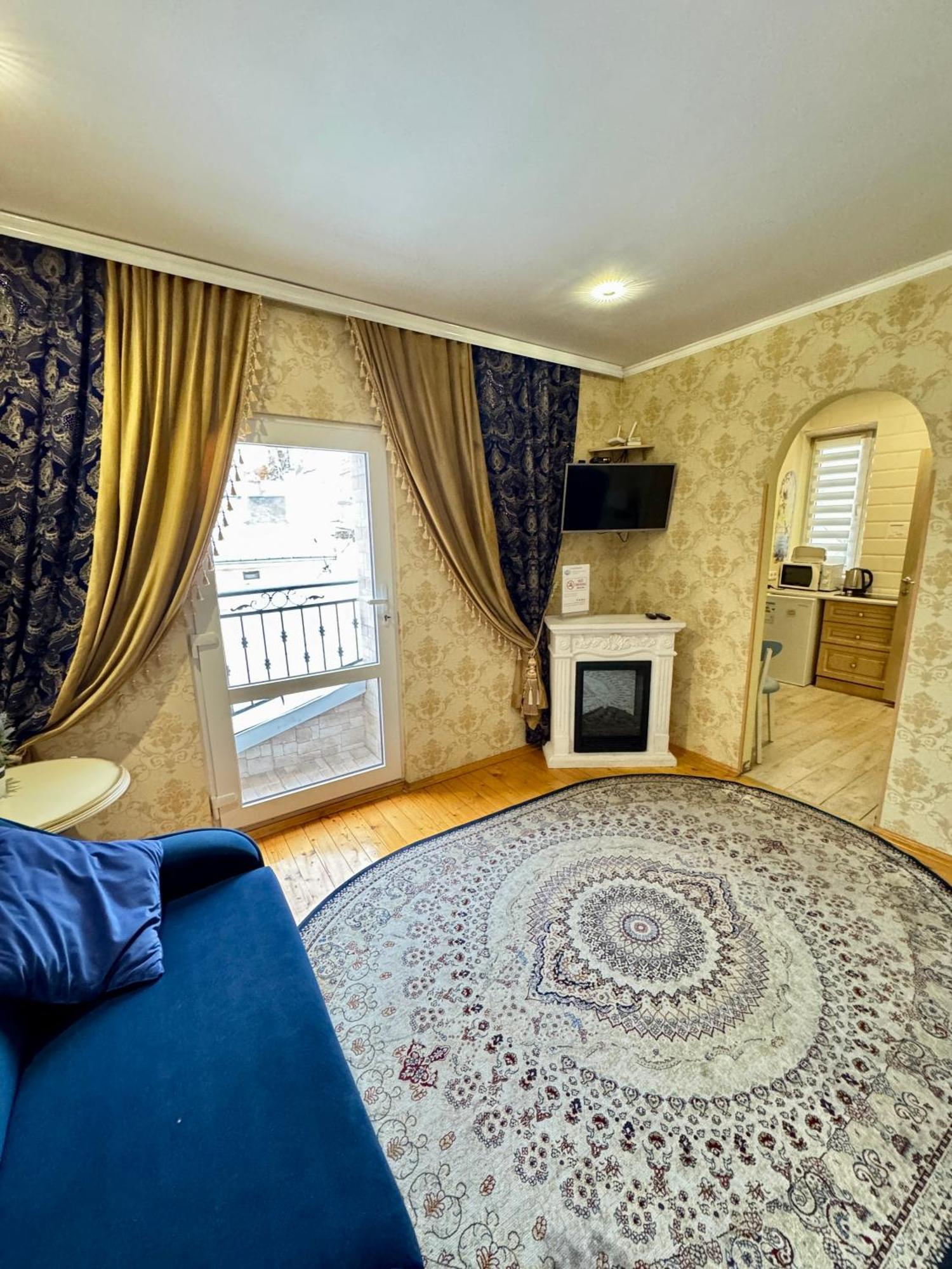 Little Paris Apartment チェルニウツィー エクステリア 写真