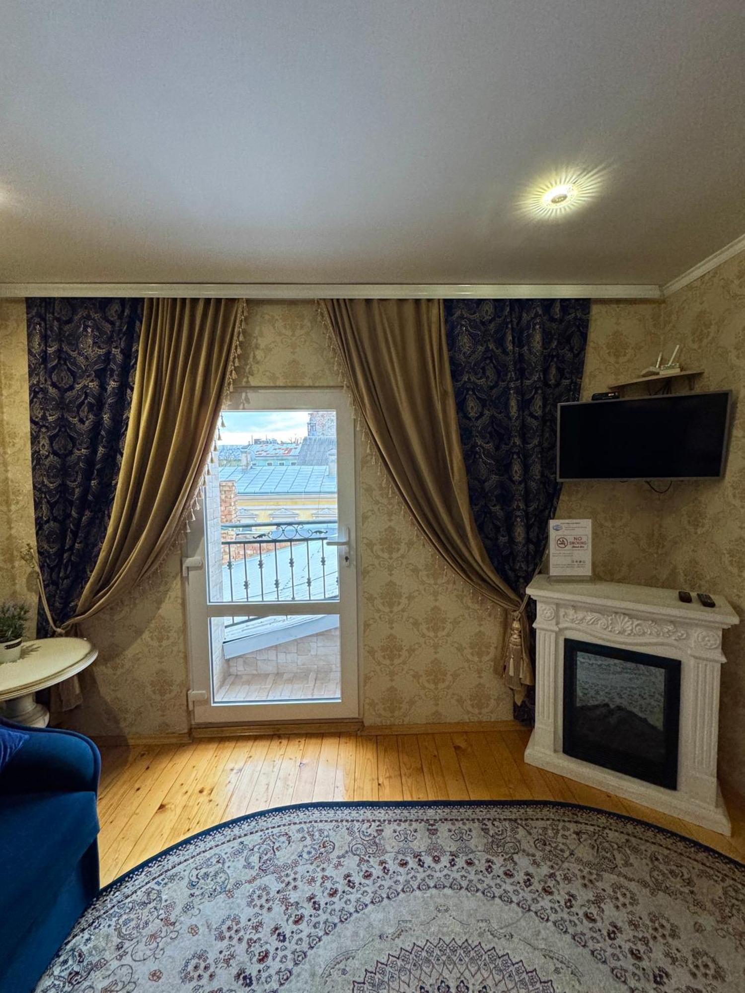 Little Paris Apartment チェルニウツィー エクステリア 写真